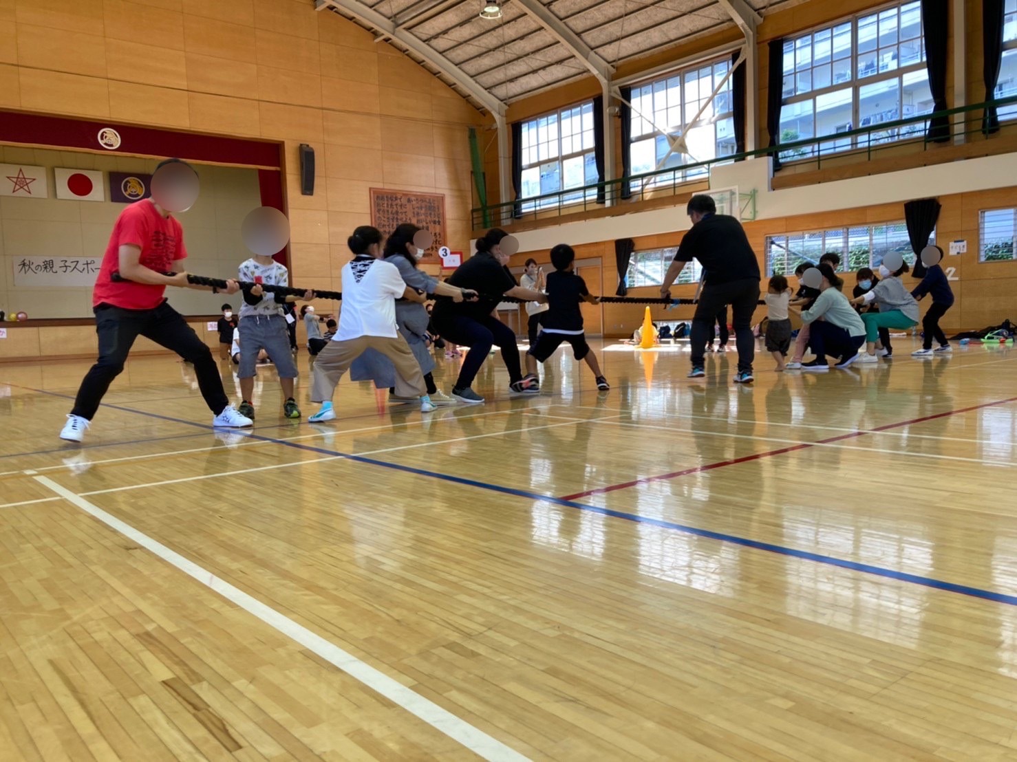 真剣な表情で綱を握ります😳