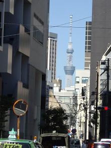 ビルの谷間の東京スカイツリー