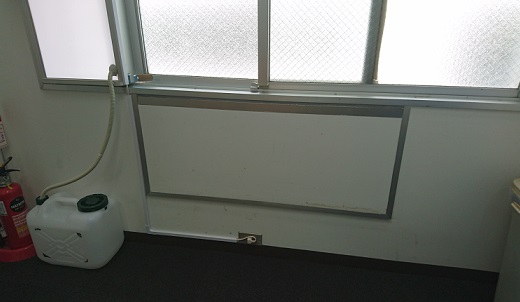 ロビー　エアコン跡