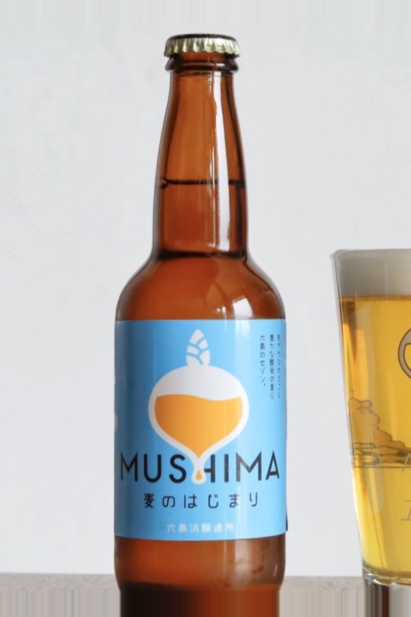 クラフトビール「麦のはじまり」のボトルと、注いだグラス