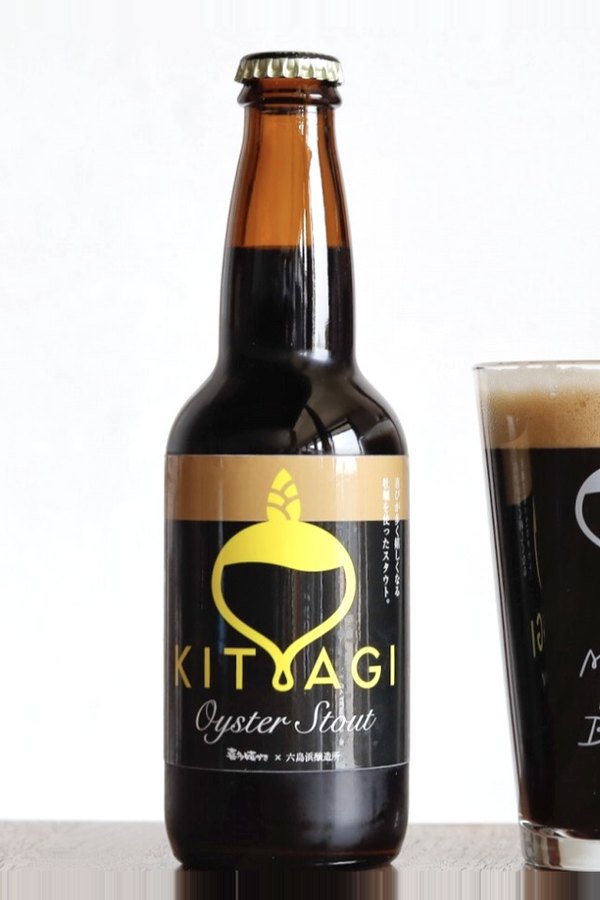クラフトビール「オイスタースタウト」のボトルと、注いだ黒ビールのグラス