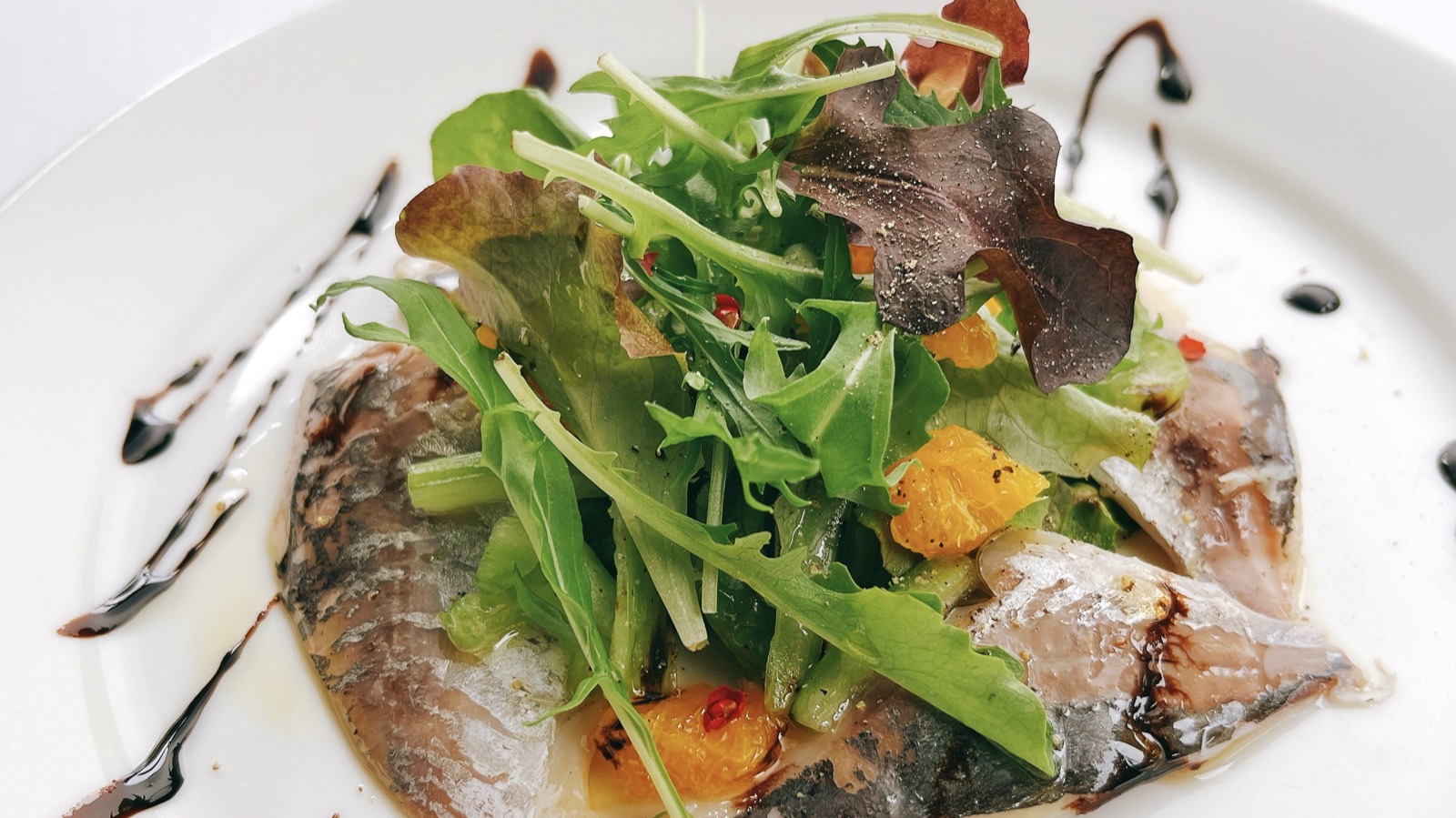 魚のマリネにルッコラを添えた一皿