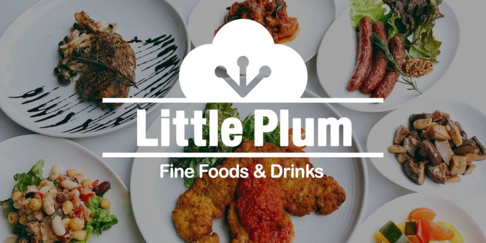Little Plum のロゴと、テーブルに並んだ料理