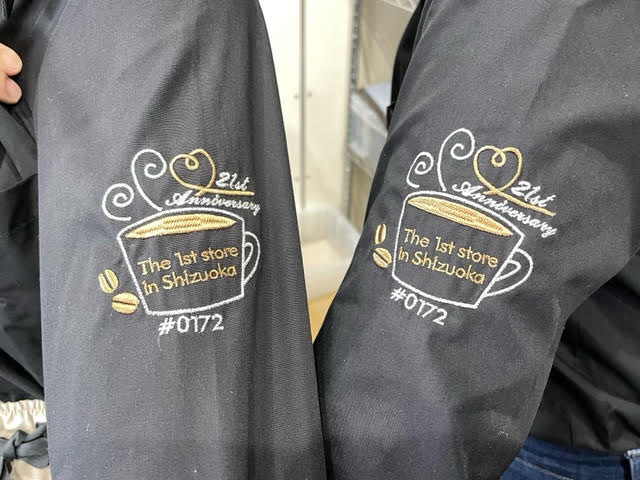 スターバックスコーヒージャパン様 周年記念シャツの袖へのオリジナル刺繍