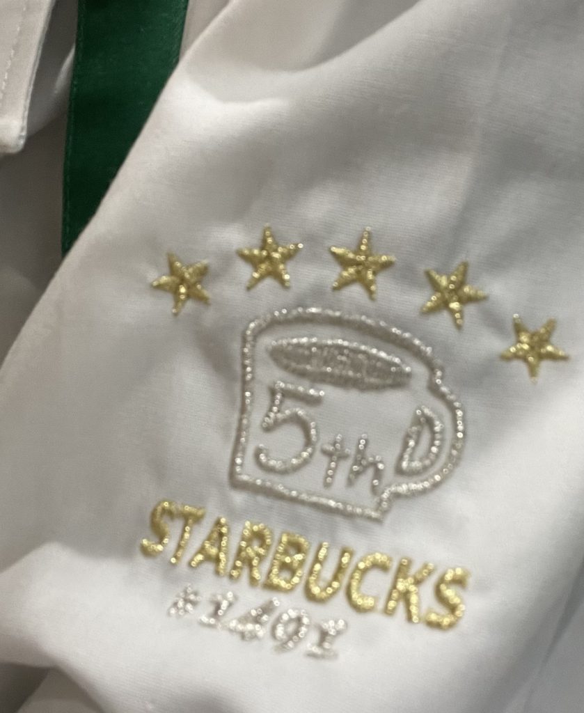 スターバックスコーヒージャパン様 周年シャツの袖オリジナル刺繍