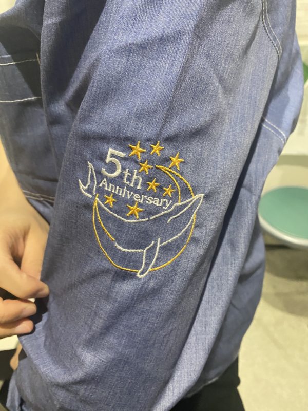 スターバックスコーヒージャパン様 アニバーサリーシャツ 袖刺繍 クジラ・星