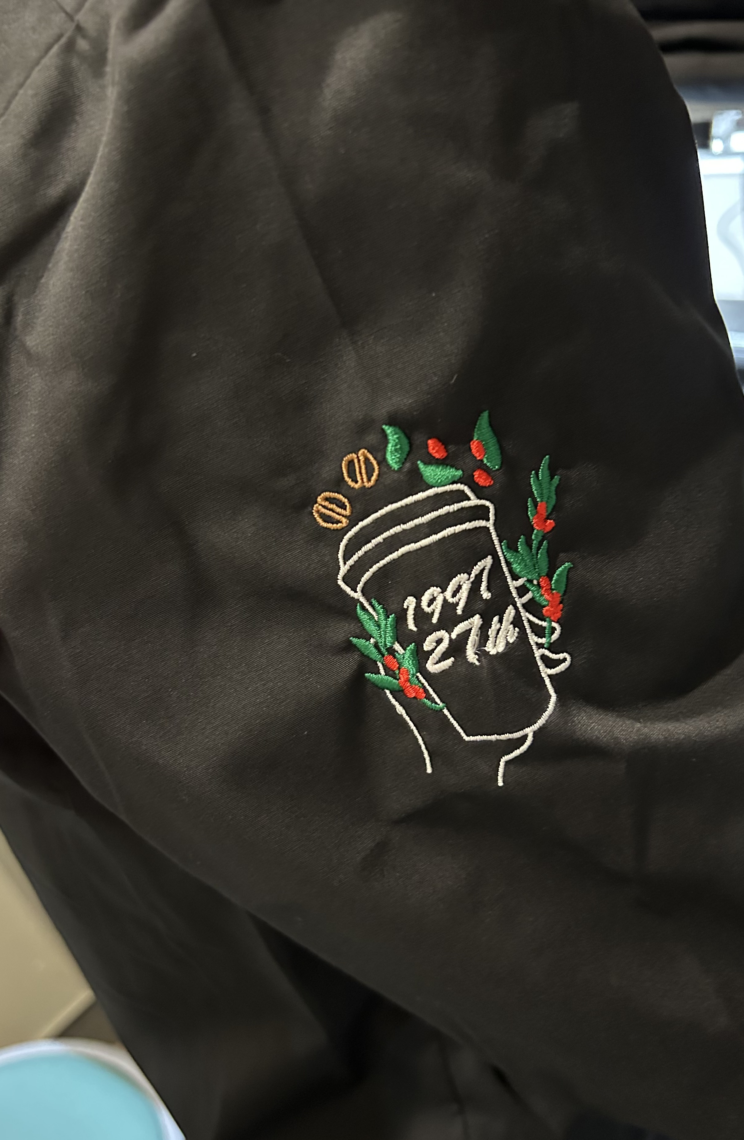 スターバックスコーヒージャパン様 周年記念シャツの袖刺繍 コーヒーの実 コーヒー豆 カップ