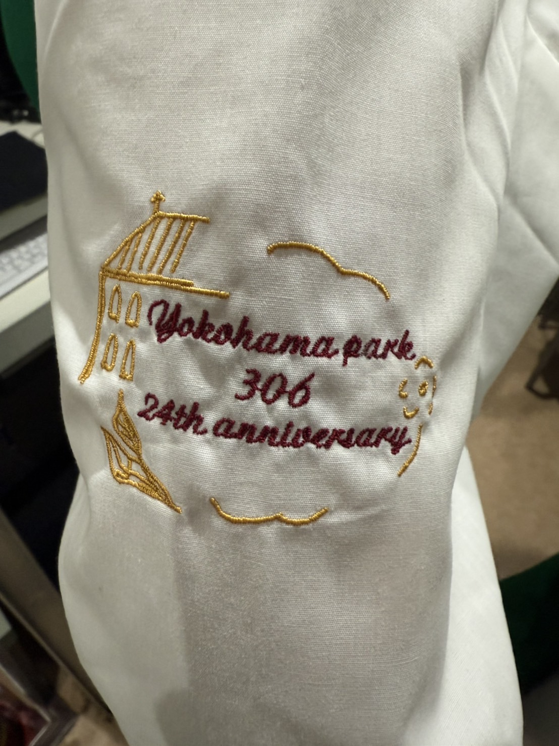 スターバックスコーヒージャパン様 周年記念シャツ 袖刺繍 建物・葉っぱ