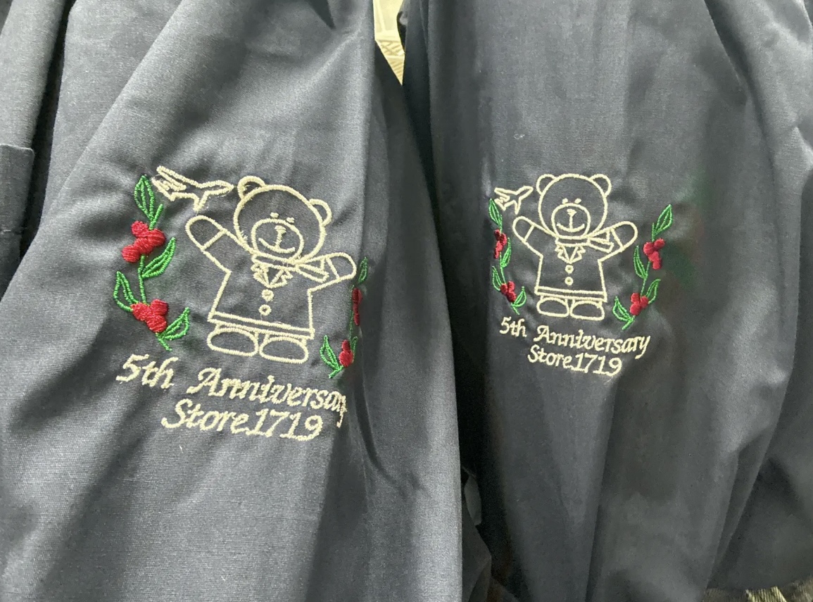 スターバックスコーヒージャパン様 周年記念シャツのくまちゃん 飛行機刺繍