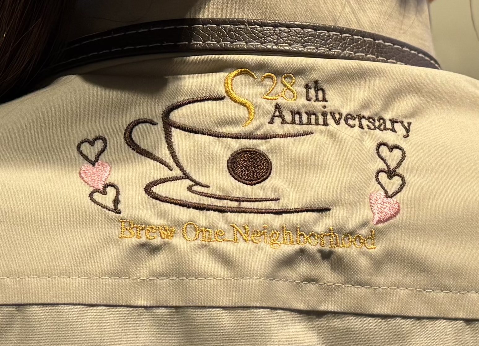 スターバックスコーヒージャパン様 周年記念シャツの背襟下刺繍 コーヒーカップ